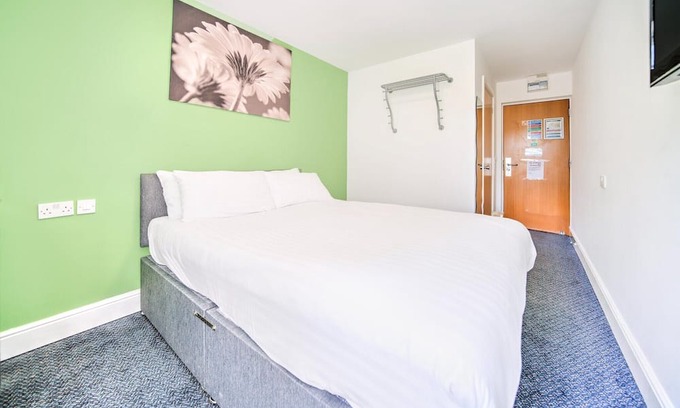 Quedgeley Apartment | GO2 Gloucester Hotel by OYO | Standard Double