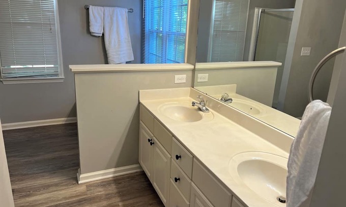 Cary House | Grand 3Bedroom Retreat in Cary