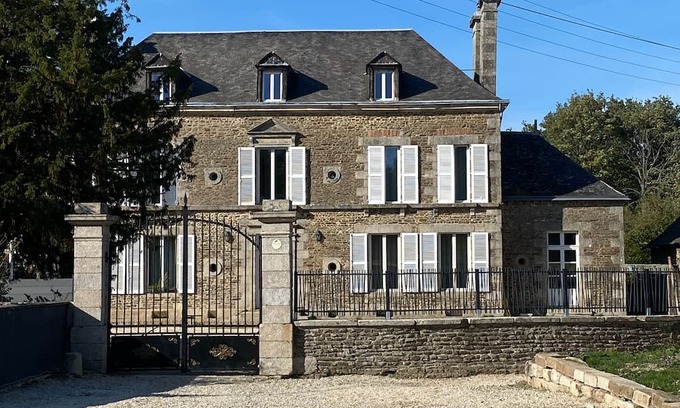Saint-Cyr-en-Pail Other | Chateau for animal groups welcome
