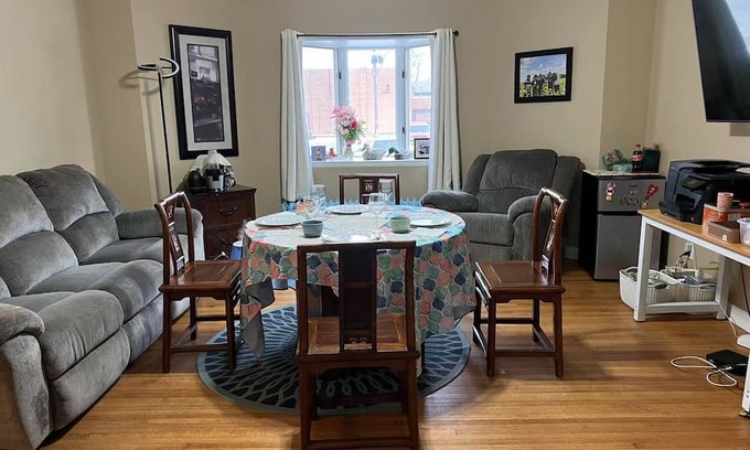 Ottawa House | 3-bedroom house in fabulous Ottawa with WiFi, AC. WASHER/FDRYER， Enjoy your stay