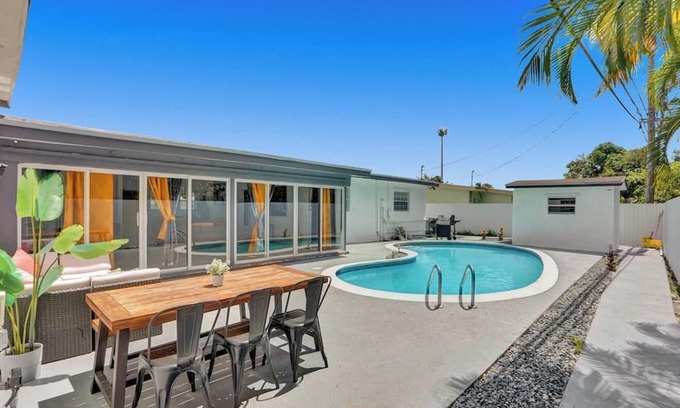 Ives Estates House | Luxury Pool Villa 5BD 4BA